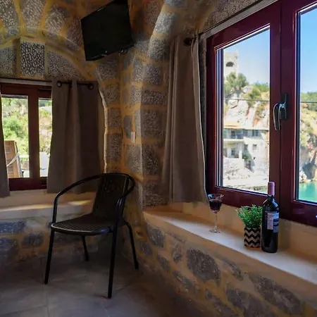 Panorama - Unique Beachfront Stone House In Alipa-mani בית נופש Khalkia