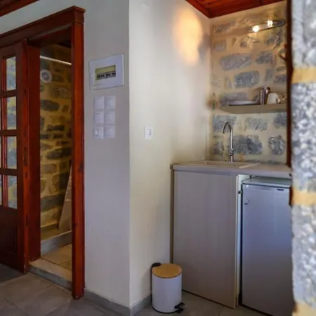 בית נופש Panorama - Unique Beachfront Stone House In Alipa-mani Khalkia