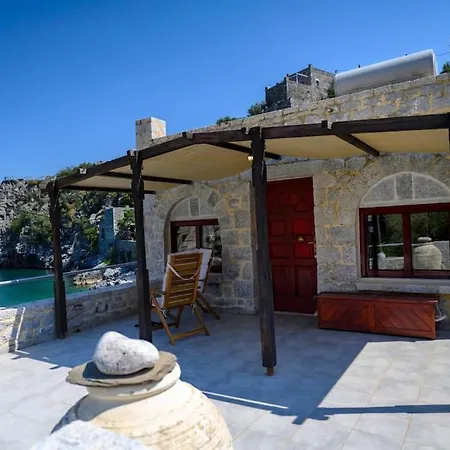 Prázdninový dům Panorama - Unique Beachfront Stone House In Alipa-mani *