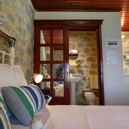 Panorama - Unique Beachfront Stone House In Alipa-mani Tatil Evi *