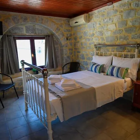 בית נופש Panorama - Unique Beachfront Stone House In Alipa-mani