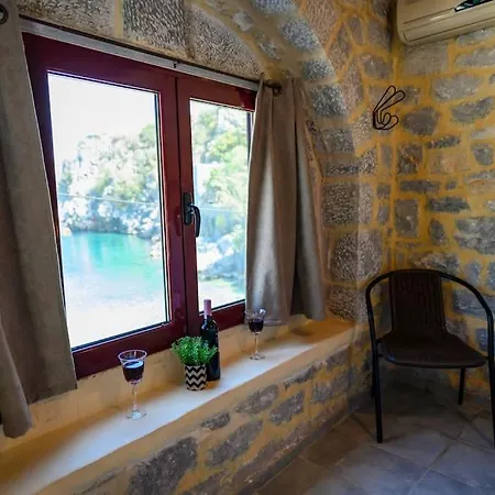 Panorama - Unique Beachfront Stone House In Alipa-mani Prázdninový dům