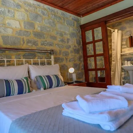 Tatil Evi Panorama - Unique Beachfront Stone House In Alipa-mani