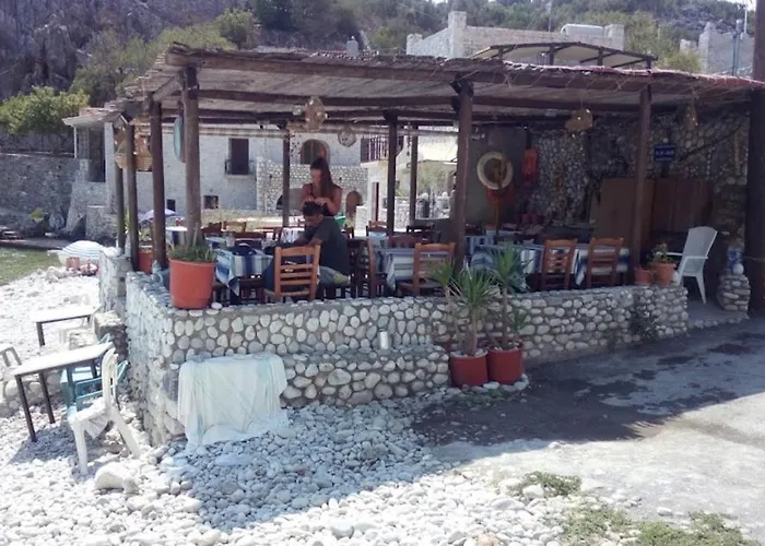 בית נופש Panorama - Unique Beachfront Stone House In Alipa-mani