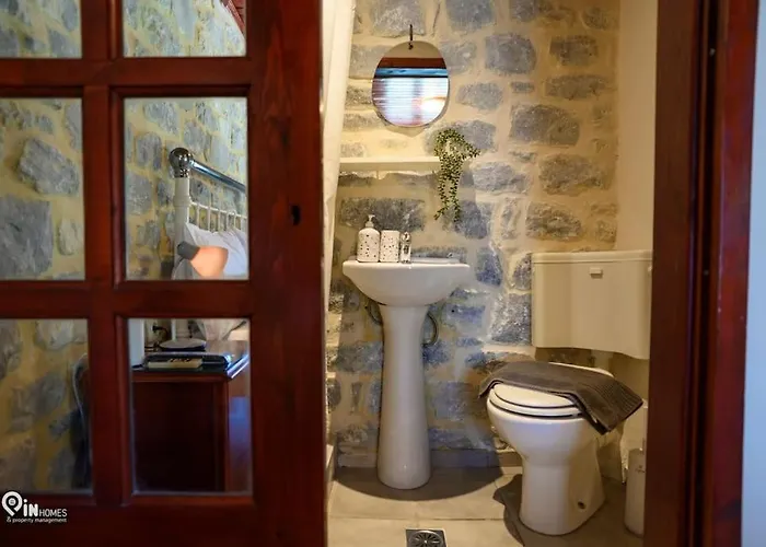 Panorama - Unique Beachfront Stone House In Alipa-mani