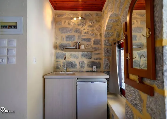 Panorama - Unique Beachfront Stone House In Alipa-mani בית נופש *