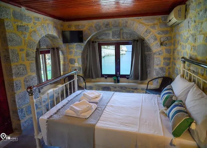 Panorama - Unique Beachfront Stone House In Alipa-mani *