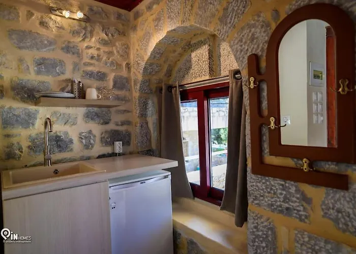 בית נופש Panorama - Unique Beachfront Stone House In Alipa-mani