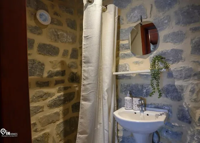בית נופש Panorama - Unique Beachfront Stone House In Alipa-mani *