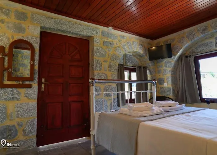 בית נופש Panorama - Unique Beachfront Stone House In Alipa-mani