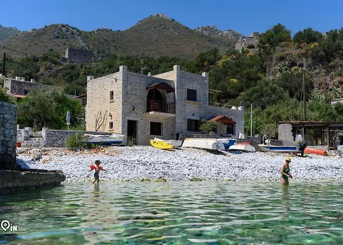 בית נופש Panorama - Unique Beachfront Stone House In Alipa-mani *
