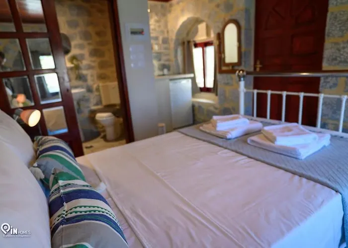 Panorama - Unique Beachfront Stone House In Alipa-mani