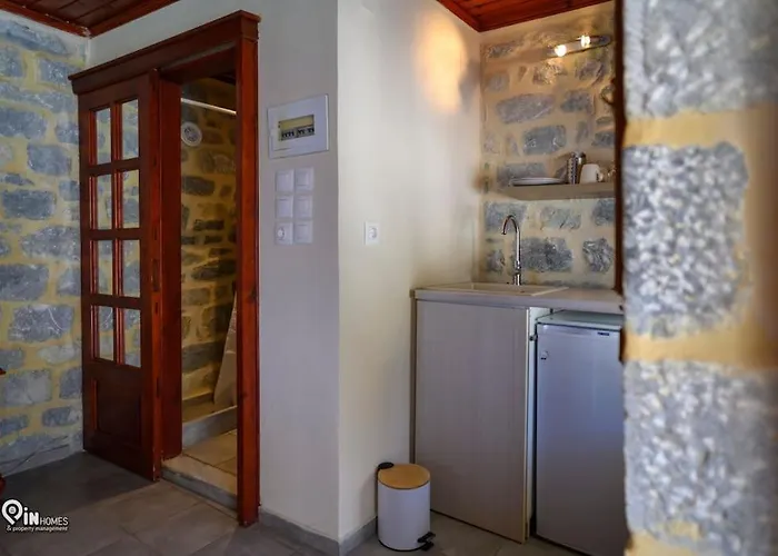 בית נופש Panorama - Unique Beachfront Stone House In Alipa-mani Khalkia