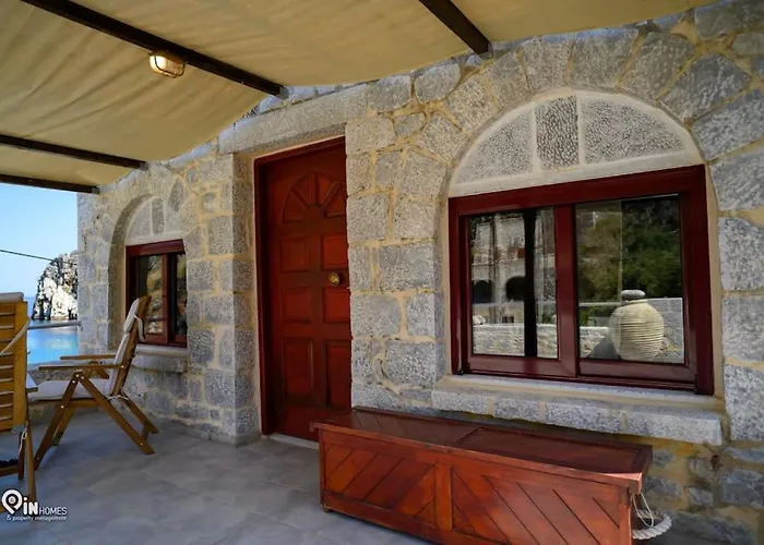 Panorama - Unique Beachfront Stone House In Alipa-mani בית נופש Khalkia
