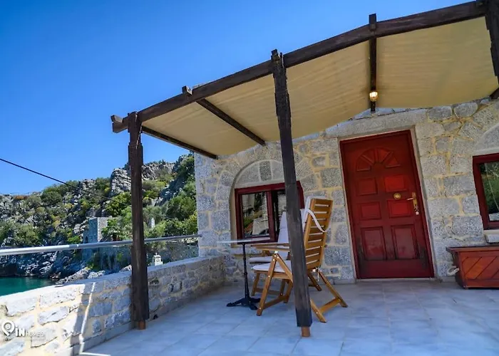 Panorama - Unique Beachfront Stone House In Alipa-mani בית נופש