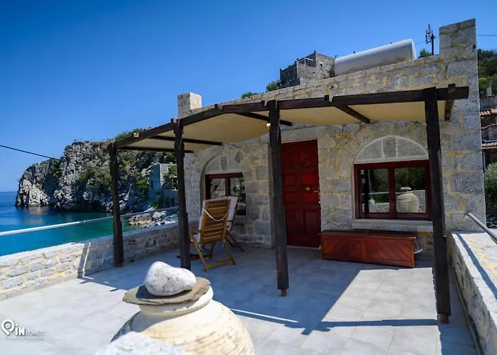 בית נופש Panorama - Unique Beachfront Stone House In Alipa-mani *