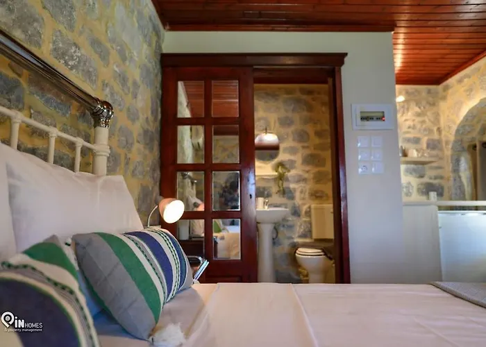 Panorama - Unique Beachfront Stone House In Alipa-mani בית נופש *