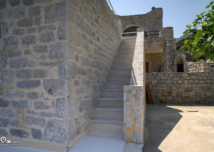 בית נופש Panorama - Unique Beachfront Stone House In Alipa-mani Khalkia