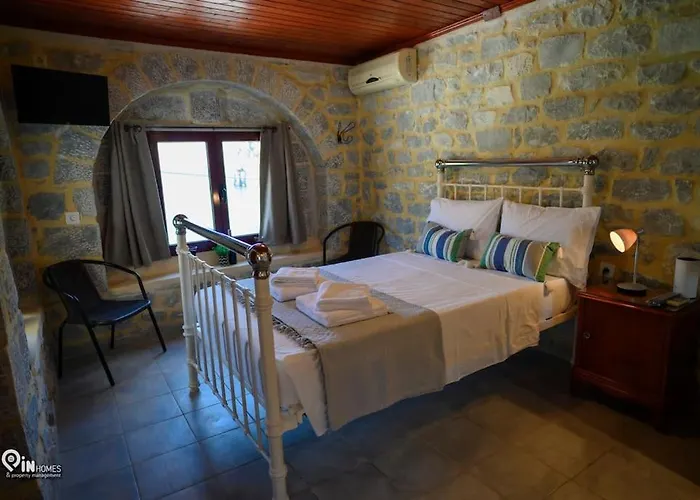 בית נופש Panorama - Unique Beachfront Stone House In Alipa-mani