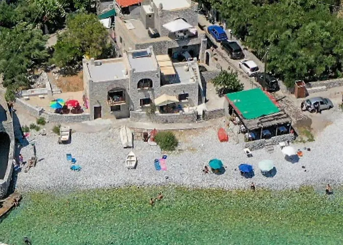 בית נופש Panorama - Unique Beachfront Stone House In Alipa-mani *