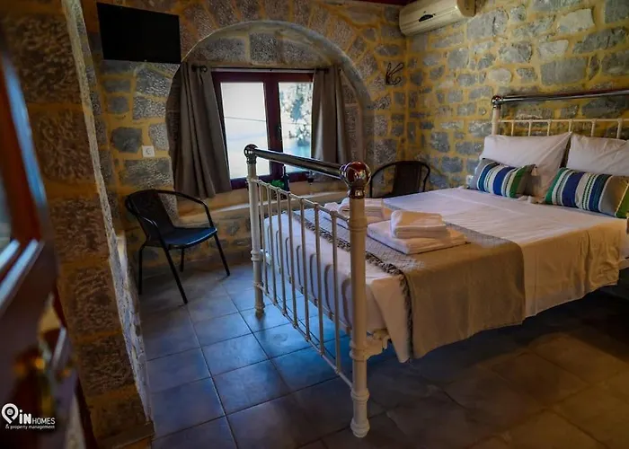 Panorama - Unique Beachfront Stone House In Alipa-mani בית נופש *