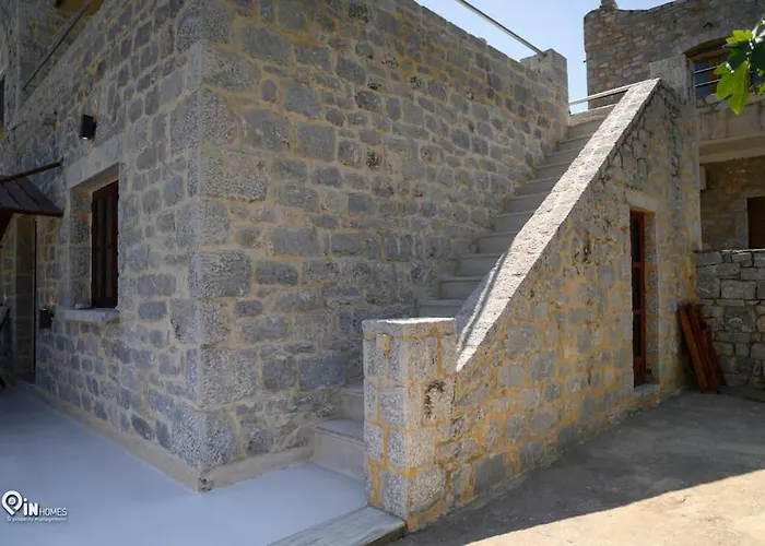 בית נופש Panorama - Unique Beachfront Stone House In Alipa-mani