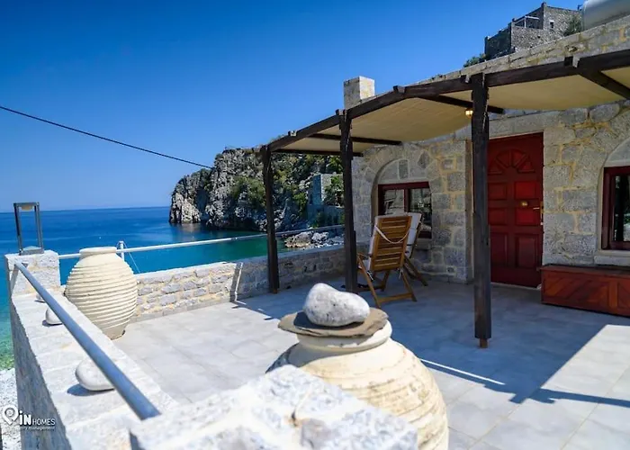 בית נופש Panorama - Unique Beachfront Stone House In Alipa-mani