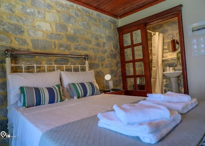בית נופש Panorama - Unique Beachfront Stone House In Alipa-mani