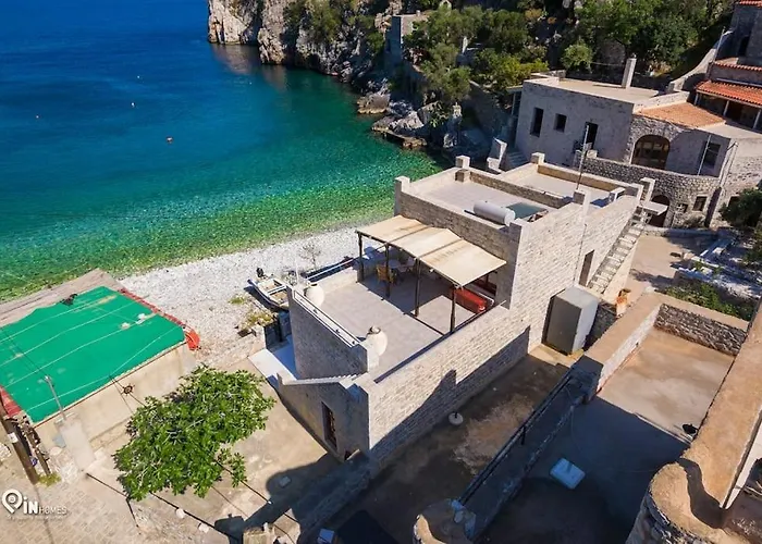 Panorama - Unique Beachfront Stone House In Alipa-mani בית נופש *