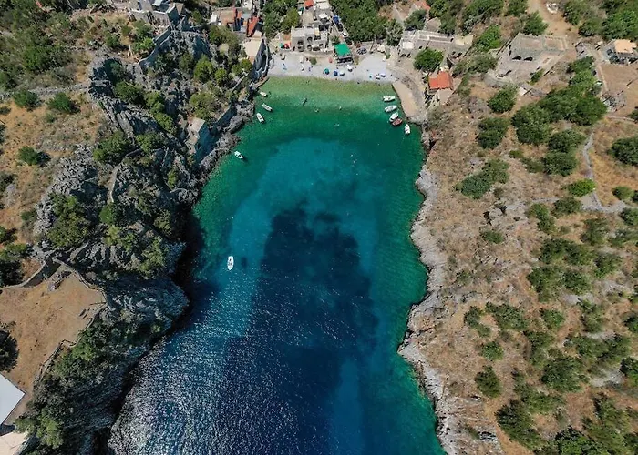 Дом отдыха Panorama - Unique Beachfront Stone House In Alipa-mani